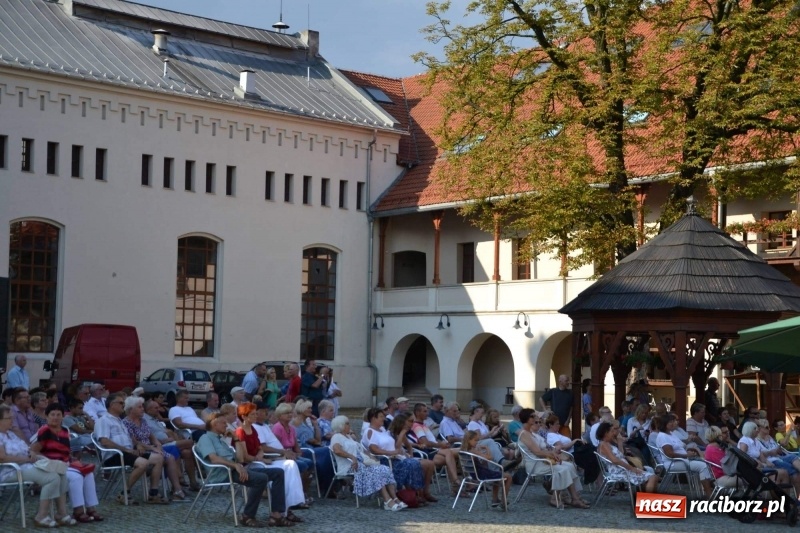 Zdjęcie w galerii na portalu naszraciborz.pl: Reprezentacyjny Zespół Artystyczny Wojska Polskiego wystąpił na Zamku Piastowskim wiadomości z regionu