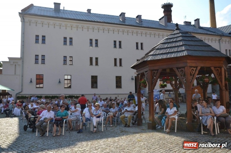 Zdjęcie w galerii na portalu naszraciborz.pl: Reprezentacyjny Zespół Artystyczny Wojska Polskiego wystąpił na Zamku Piastowskim wiadomości z regionu