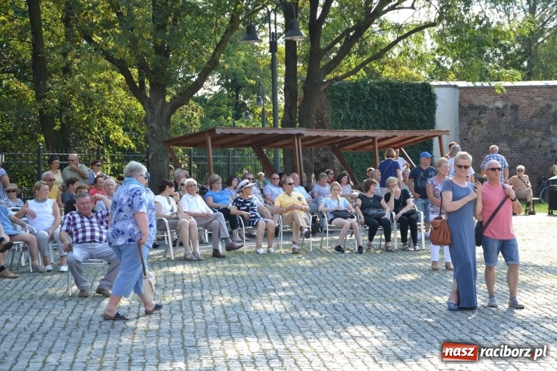 Zdjęcie w galerii na portalu naszraciborz.pl: Reprezentacyjny Zespół Artystyczny Wojska Polskiego wystąpił na Zamku Piastowskim wiadomości z regionu