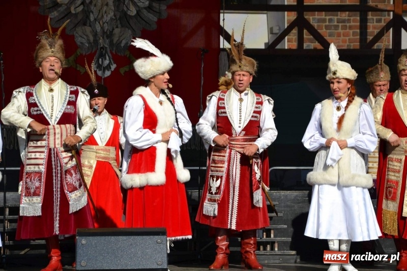 Zdjęcie w galerii na portalu naszraciborz.pl: Reprezentacyjny Zespół Artystyczny Wojska Polskiego wystąpił na Zamku Piastowskim wiadomości z regionu