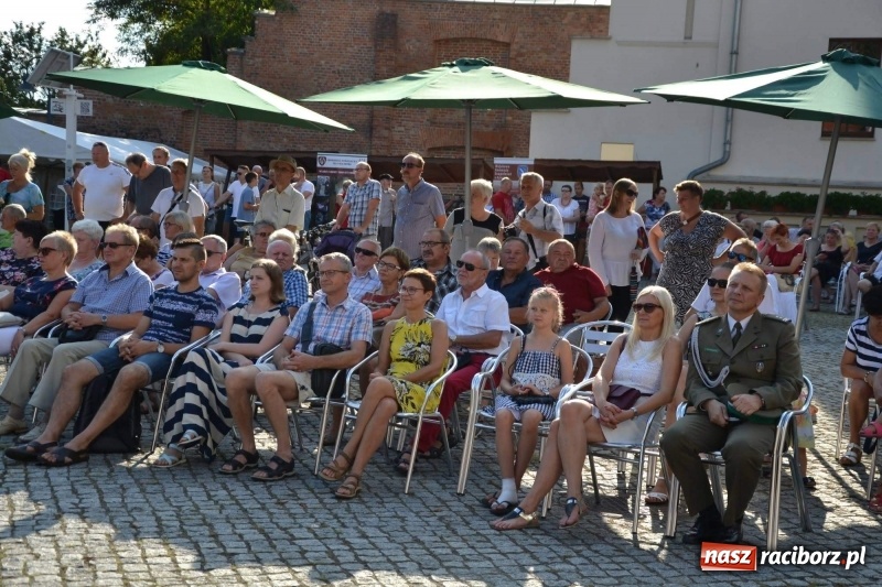 Zdjęcie w galerii na portalu naszraciborz.pl: Reprezentacyjny Zespół Artystyczny Wojska Polskiego wystąpił na Zamku Piastowskim wiadomości z regionu