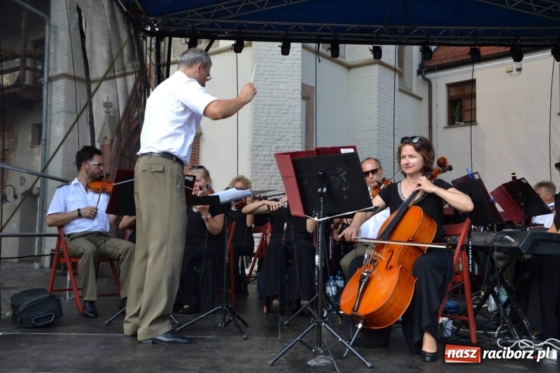 Zdjęcie w galerii na portalu naszraciborz.pl: Reprezentacyjny Zespół Artystyczny Wojska Polskiego wystąpił na Zamku Piastowskim wiadomości z regionu