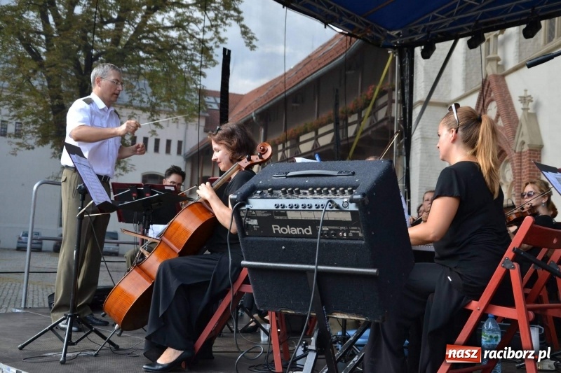 Zdjęcie w galerii na portalu naszraciborz.pl: Reprezentacyjny Zespół Artystyczny Wojska Polskiego wystąpił na Zamku Piastowskim wiadomości z regionu