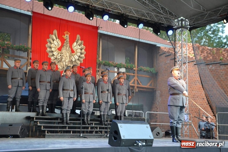 Zdjęcie w galerii na portalu naszraciborz.pl: Reprezentacyjny Zespół Artystyczny Wojska Polskiego wystąpił na Zamku Piastowskim wiadomości z regionu