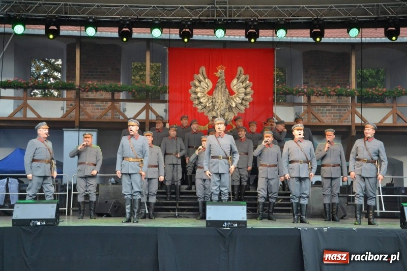 Zdjęcie w galerii na portalu naszraciborz.pl: Reprezentacyjny Zespół Artystyczny Wojska Polskiego wystąpił na Zamku Piastowskim wiadomości z regionu