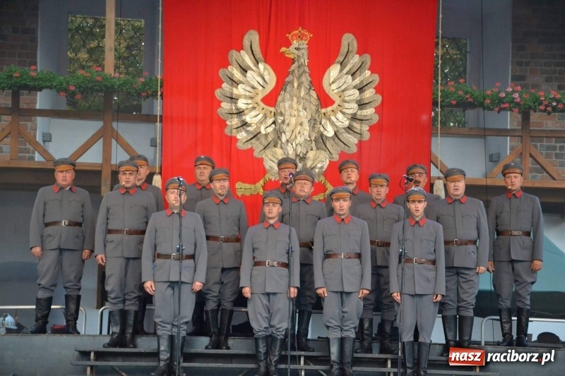 Zdjęcie w galerii na portalu naszraciborz.pl: Reprezentacyjny Zespół Artystyczny Wojska Polskiego wystąpił na Zamku Piastowskim wiadomości z regionu