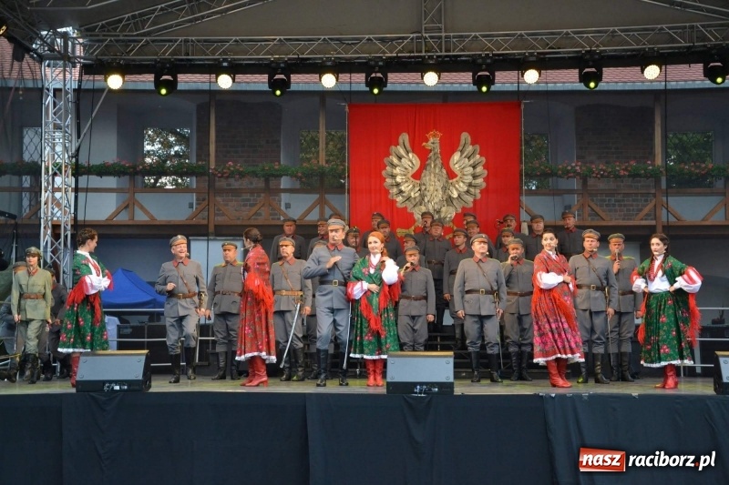 Zdjęcie w galerii na portalu naszraciborz.pl: Reprezentacyjny Zespół Artystyczny Wojska Polskiego wystąpił na Zamku Piastowskim wiadomości z regionu