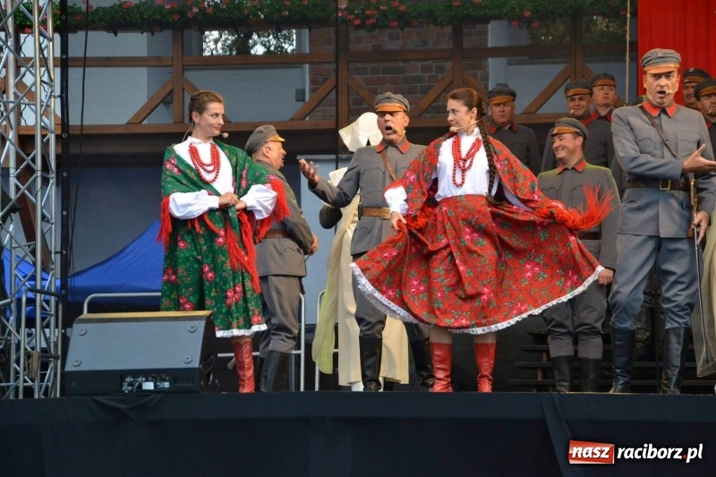 Zdjęcie w galerii na portalu naszraciborz.pl: Reprezentacyjny Zespół Artystyczny Wojska Polskiego wystąpił na Zamku Piastowskim wiadomości z regionu