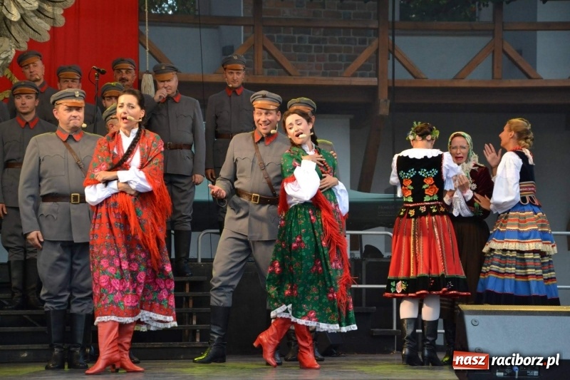 Zdjęcie w galerii na portalu naszraciborz.pl: Reprezentacyjny Zespół Artystyczny Wojska Polskiego wystąpił na Zamku Piastowskim wiadomości z regionu