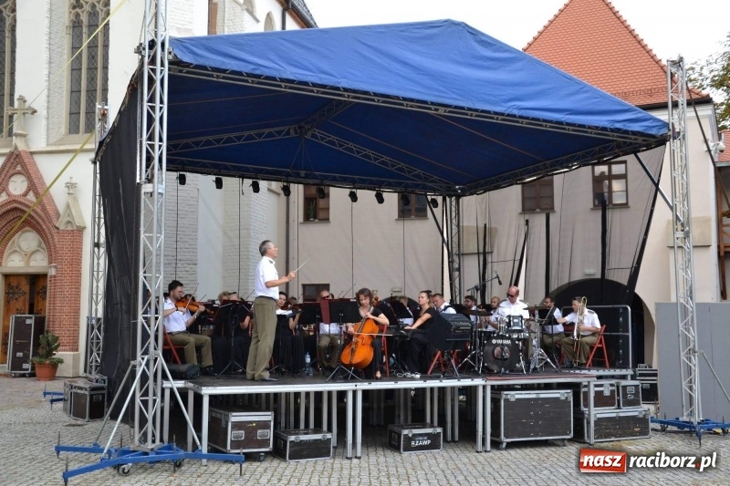 Zdjęcie w galerii na portalu naszraciborz.pl: Reprezentacyjny Zespół Artystyczny Wojska Polskiego wystąpił na Zamku Piastowskim wiadomości z regionu