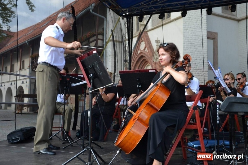 Zdjęcie w galerii na portalu naszraciborz.pl: Reprezentacyjny Zespół Artystyczny Wojska Polskiego wystąpił na Zamku Piastowskim wiadomości z regionu