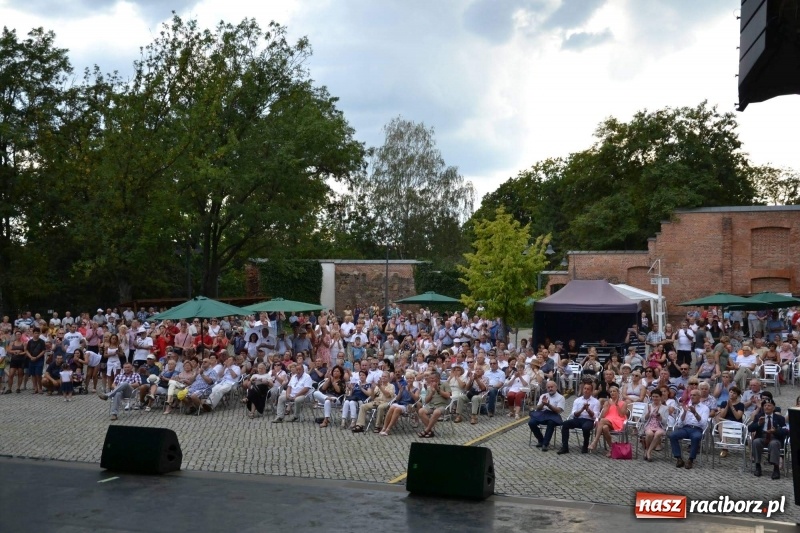 Zdjęcie w galerii na portalu naszraciborz.pl: Reprezentacyjny Zespół Artystyczny Wojska Polskiego wystąpił na Zamku Piastowskim wiadomości z regionu