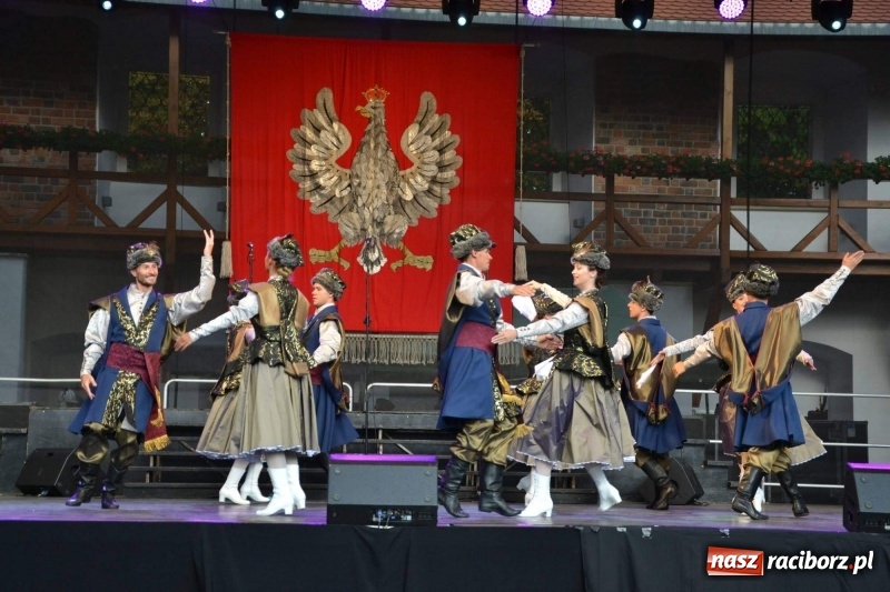 Zdjęcie w galerii na portalu naszraciborz.pl: Reprezentacyjny Zespół Artystyczny Wojska Polskiego wystąpił na Zamku Piastowskim wiadomości z regionu