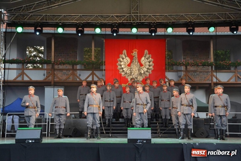 Zdjęcie w galerii na portalu naszraciborz.pl: Reprezentacyjny Zespół Artystyczny Wojska Polskiego wystąpił na Zamku Piastowskim wiadomości z regionu