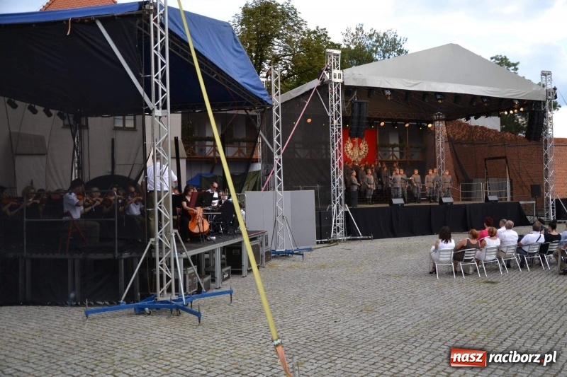 Zdjęcie w galerii na portalu naszraciborz.pl: Reprezentacyjny Zespół Artystyczny Wojska Polskiego wystąpił na Zamku Piastowskim wiadomości z regionu