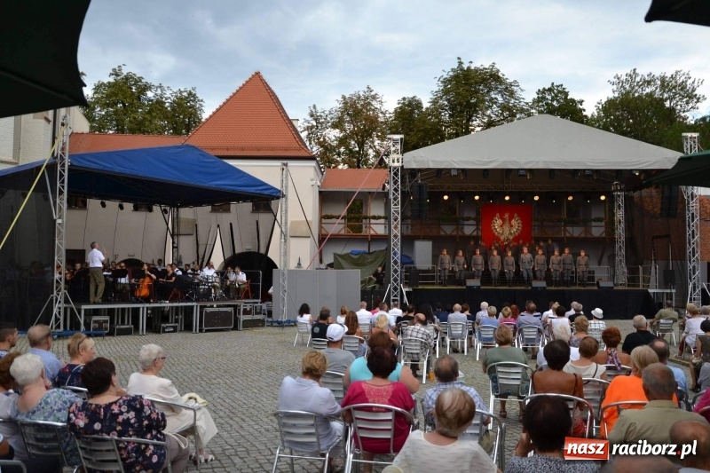 Zdjęcie w galerii na portalu naszraciborz.pl: Reprezentacyjny Zespół Artystyczny Wojska Polskiego wystąpił na Zamku Piastowskim wiadomości z regionu