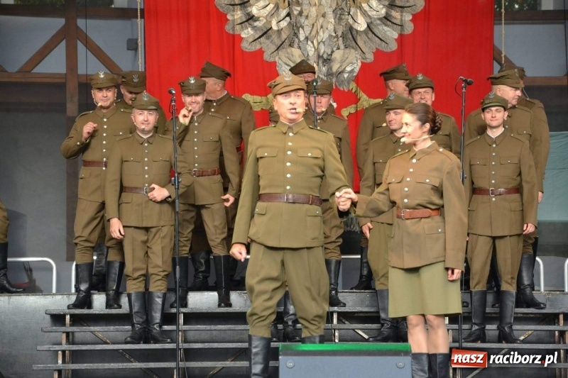 Zdjęcie w galerii na portalu naszraciborz.pl: Reprezentacyjny Zespół Artystyczny Wojska Polskiego wystąpił na Zamku Piastowskim wiadomości z regionu