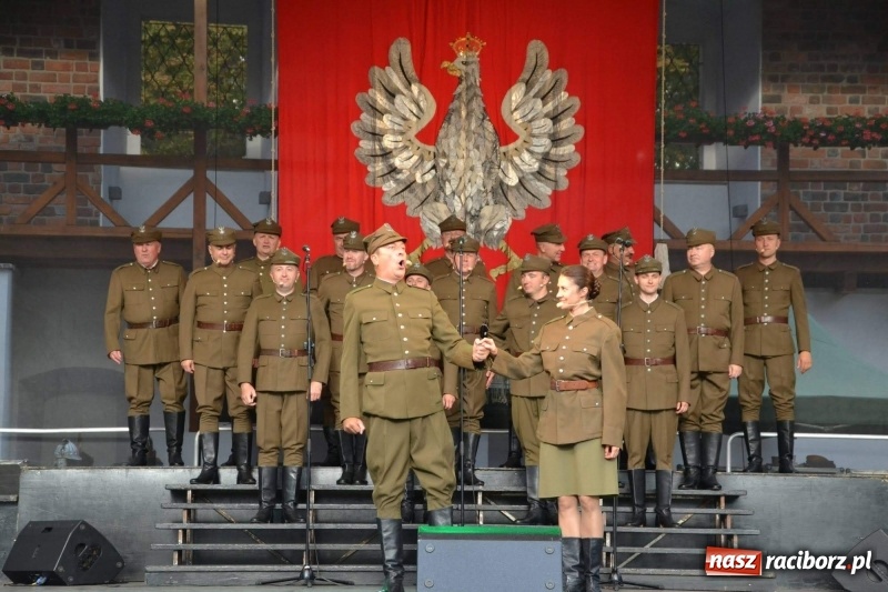 Zdjęcie w galerii na portalu naszraciborz.pl: Reprezentacyjny Zespół Artystyczny Wojska Polskiego wystąpił na Zamku Piastowskim wiadomości z regionu