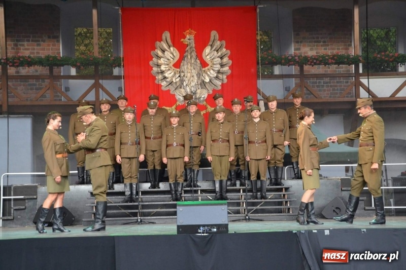 Zdjęcie w galerii na portalu naszraciborz.pl: Reprezentacyjny Zespół Artystyczny Wojska Polskiego wystąpił na Zamku Piastowskim wiadomości z regionu