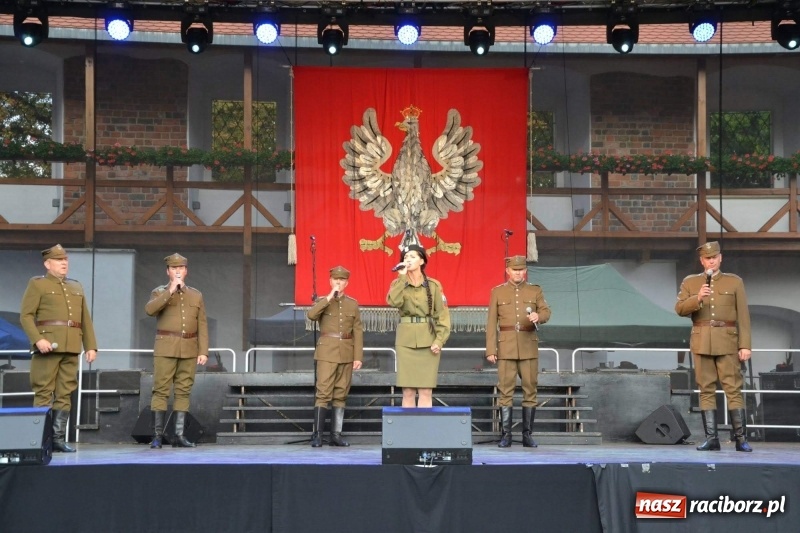 Zdjęcie w galerii na portalu naszraciborz.pl: Reprezentacyjny Zespół Artystyczny Wojska Polskiego wystąpił na Zamku Piastowskim wiadomości z regionu