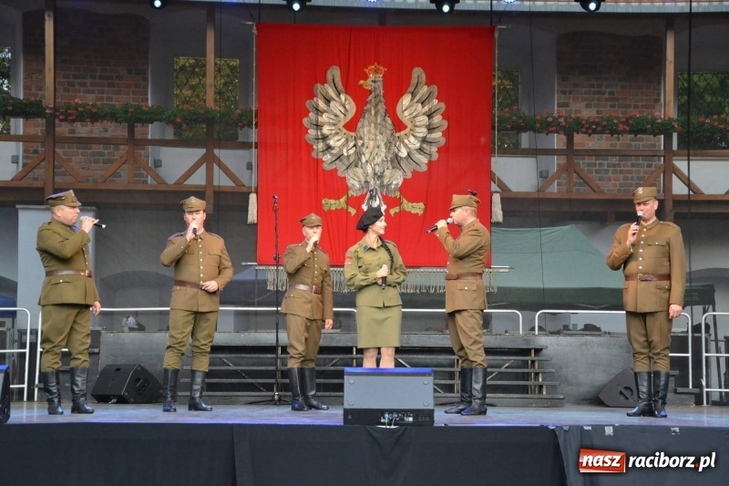 Zdjęcie w galerii na portalu naszraciborz.pl: Reprezentacyjny Zespół Artystyczny Wojska Polskiego wystąpił na Zamku Piastowskim wiadomości z regionu