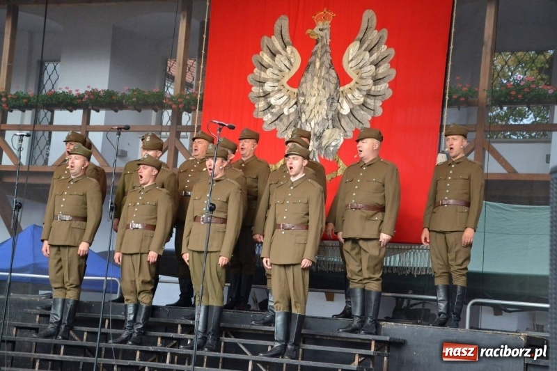 Zdjęcie w galerii na portalu naszraciborz.pl: Reprezentacyjny Zespół Artystyczny Wojska Polskiego wystąpił na Zamku Piastowskim wiadomości z regionu