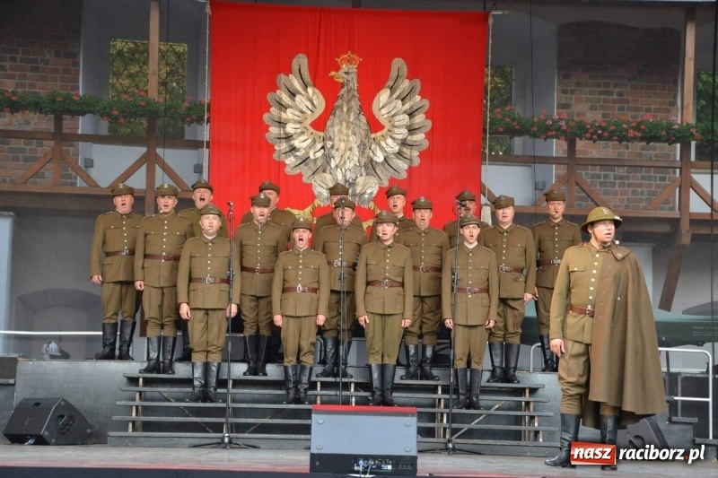 Zdjęcie w galerii na portalu naszraciborz.pl: Reprezentacyjny Zespół Artystyczny Wojska Polskiego wystąpił na Zamku Piastowskim wiadomości z regionu
