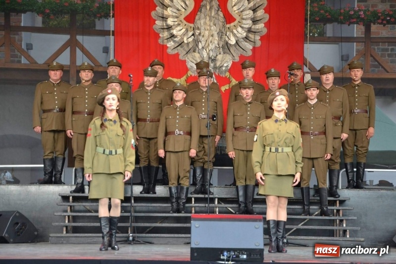 Zdjęcie w galerii na portalu naszraciborz.pl: Reprezentacyjny Zespół Artystyczny Wojska Polskiego wystąpił na Zamku Piastowskim wiadomości z regionu