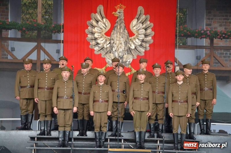 Zdjęcie w galerii na portalu naszraciborz.pl: Reprezentacyjny Zespół Artystyczny Wojska Polskiego wystąpił na Zamku Piastowskim wiadomości z regionu