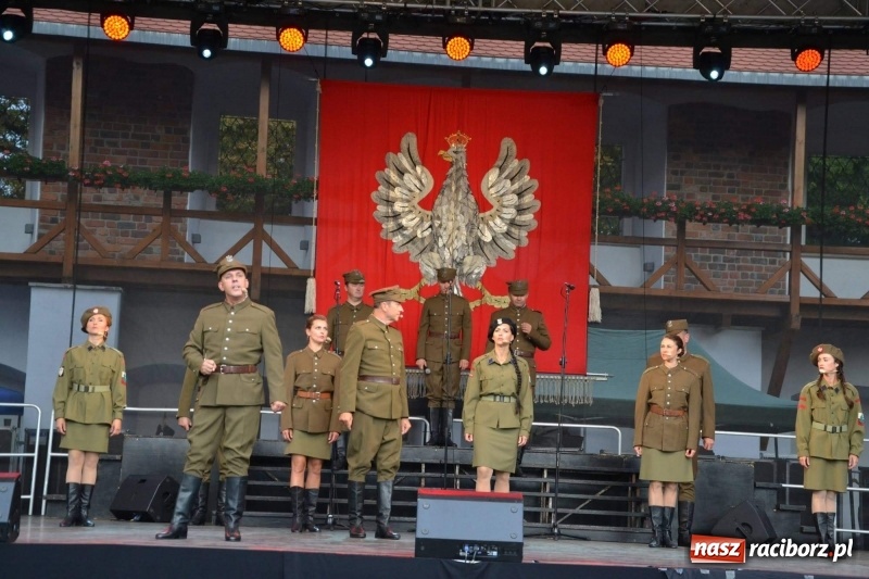 Zdjęcie w galerii na portalu naszraciborz.pl: Reprezentacyjny Zespół Artystyczny Wojska Polskiego wystąpił na Zamku Piastowskim wiadomości z regionu