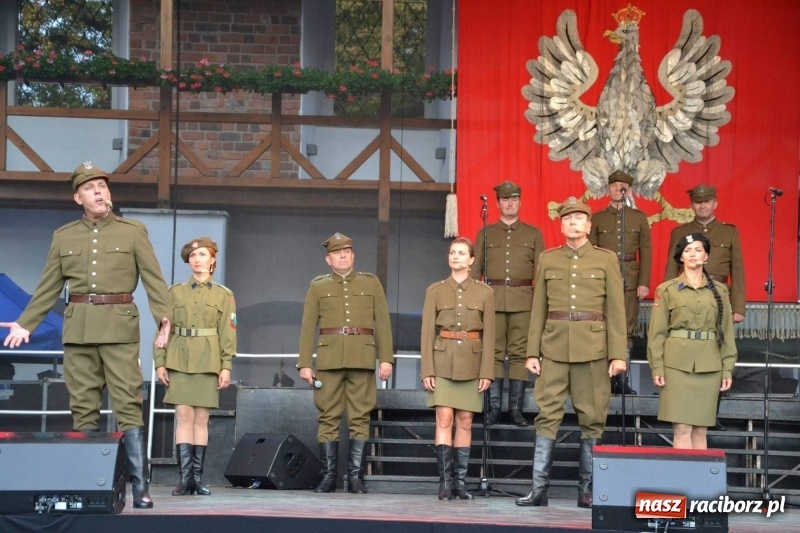 Zdjęcie w galerii na portalu naszraciborz.pl: Reprezentacyjny Zespół Artystyczny Wojska Polskiego wystąpił na Zamku Piastowskim wiadomości z regionu