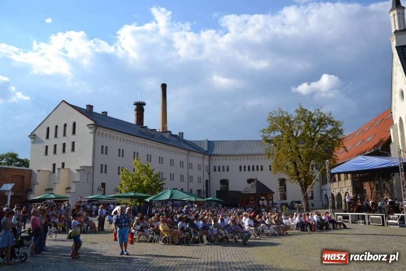 Zdjęcie w galerii na portalu naszraciborz.pl: Reprezentacyjny Zespół Artystyczny Wojska Polskiego wystąpił na Zamku Piastowskim wiadomości z regionu