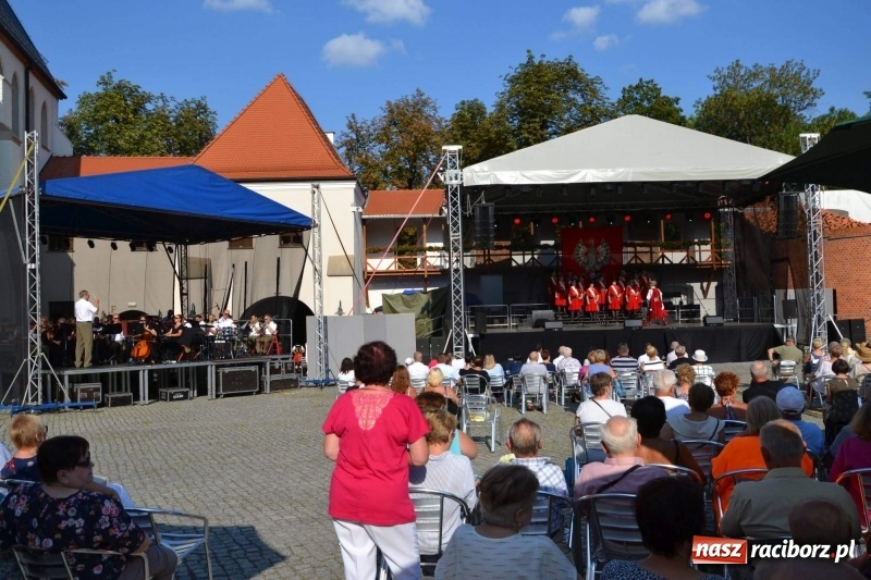 Zdjęcie w galerii na portalu naszraciborz.pl: Reprezentacyjny Zespół Artystyczny Wojska Polskiego wystąpił na Zamku Piastowskim wiadomości z regionu