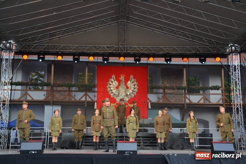 Zdjęcie w galerii na portalu naszraciborz.pl: Reprezentacyjny Zespół Artystyczny Wojska Polskiego wystąpił na Zamku Piastowskim wiadomości z regionu