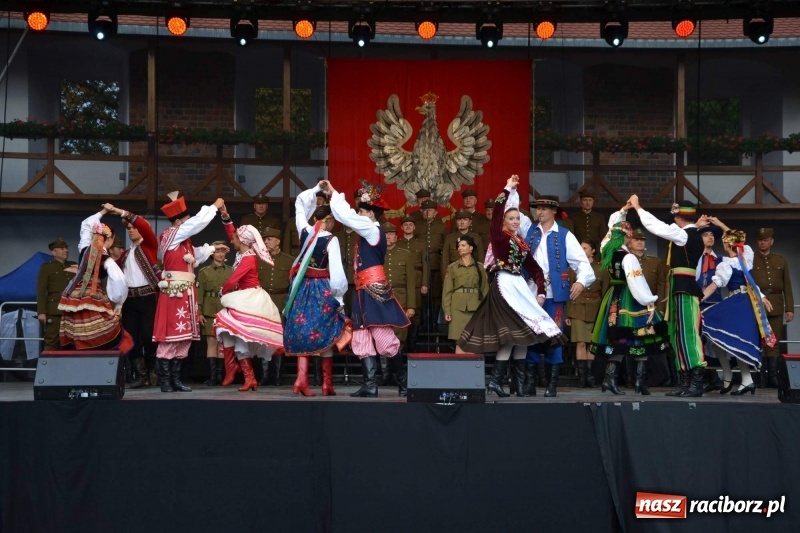 Zdjęcie w galerii na portalu naszraciborz.pl: Reprezentacyjny Zespół Artystyczny Wojska Polskiego wystąpił na Zamku Piastowskim wiadomości z regionu