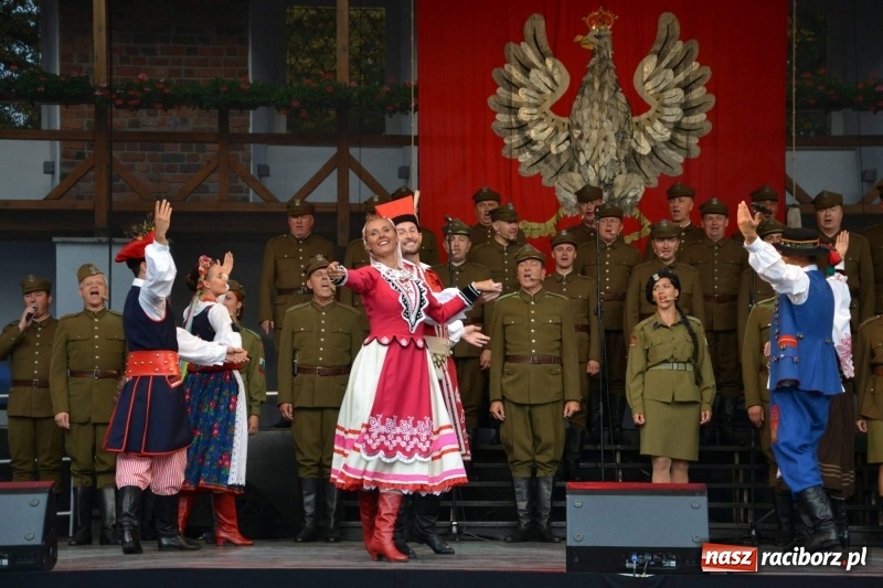 Zdjęcie w galerii na portalu naszraciborz.pl: Reprezentacyjny Zespół Artystyczny Wojska Polskiego wystąpił na Zamku Piastowskim wiadomości z regionu
