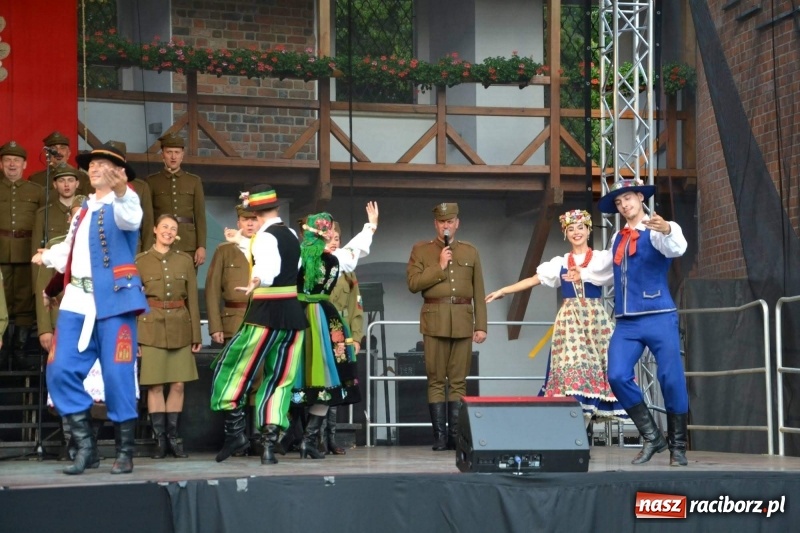 Zdjęcie w galerii na portalu naszraciborz.pl: Reprezentacyjny Zespół Artystyczny Wojska Polskiego wystąpił na Zamku Piastowskim wiadomości z regionu