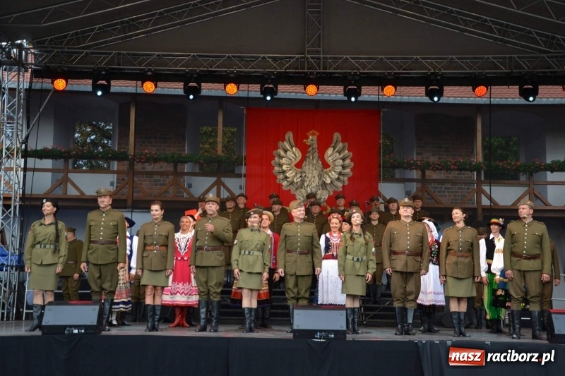 Zdjęcie w galerii na portalu naszraciborz.pl: Reprezentacyjny Zespół Artystyczny Wojska Polskiego wystąpił na Zamku Piastowskim wiadomości z regionu