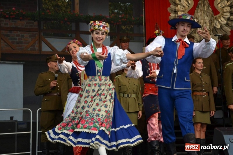 Zdjęcie w galerii na portalu naszraciborz.pl: Reprezentacyjny Zespół Artystyczny Wojska Polskiego wystąpił na Zamku Piastowskim wiadomości z regionu