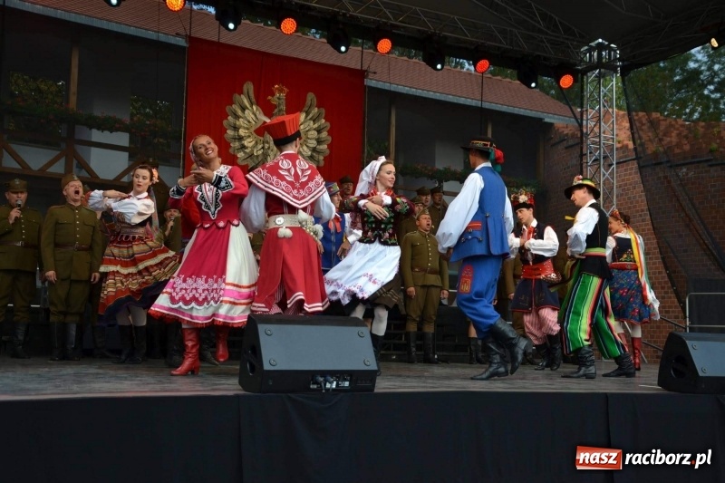 Zdjęcie w galerii na portalu naszraciborz.pl: Reprezentacyjny Zespół Artystyczny Wojska Polskiego wystąpił na Zamku Piastowskim wiadomości z regionu