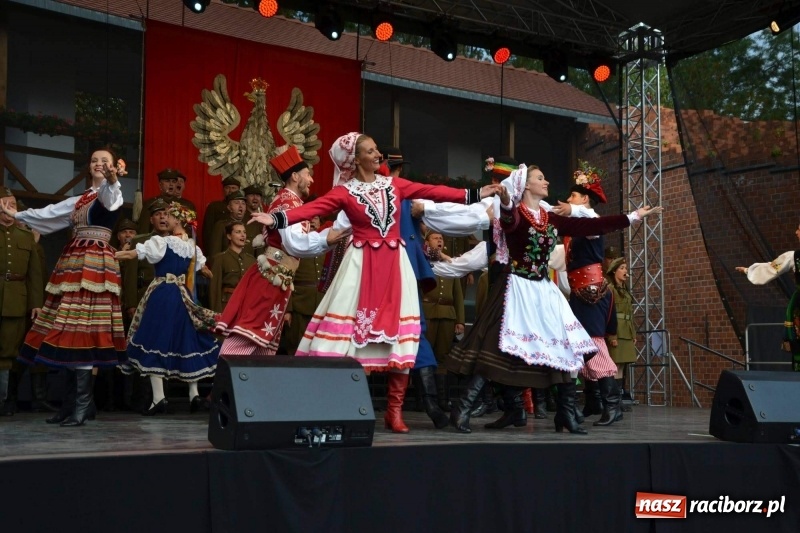 Zdjęcie w galerii na portalu naszraciborz.pl: Reprezentacyjny Zespół Artystyczny Wojska Polskiego wystąpił na Zamku Piastowskim wiadomości z regionu