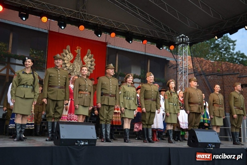 Zdjęcie w galerii na portalu naszraciborz.pl: Reprezentacyjny Zespół Artystyczny Wojska Polskiego wystąpił na Zamku Piastowskim wiadomości z regionu