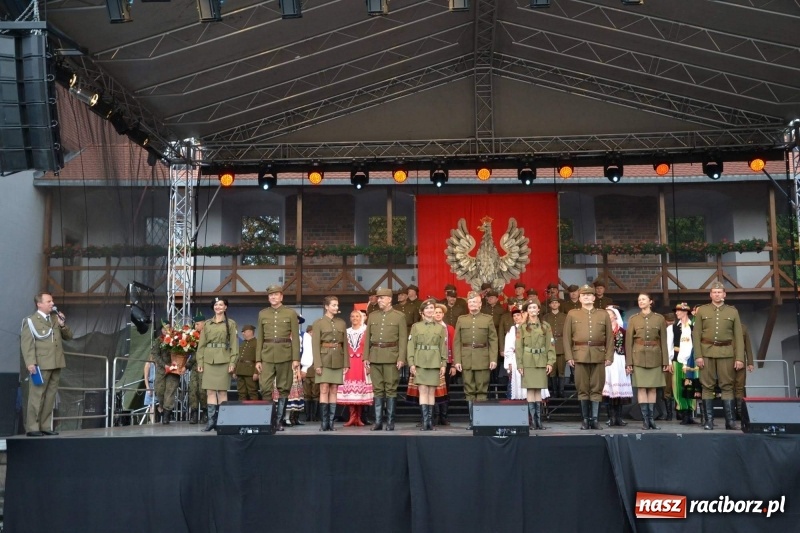 Zdjęcie w galerii na portalu naszraciborz.pl: Reprezentacyjny Zespół Artystyczny Wojska Polskiego wystąpił na Zamku Piastowskim wiadomości z regionu