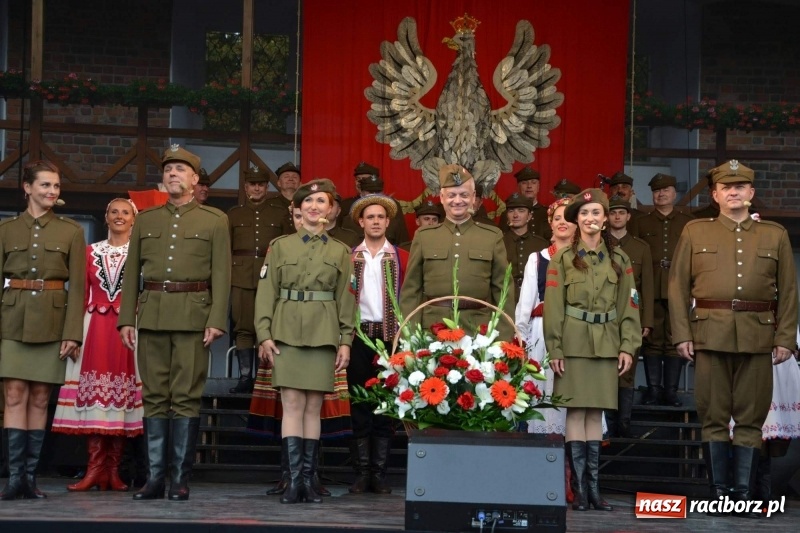 Zdjęcie w galerii na portalu naszraciborz.pl: Reprezentacyjny Zespół Artystyczny Wojska Polskiego wystąpił na Zamku Piastowskim wiadomości z regionu