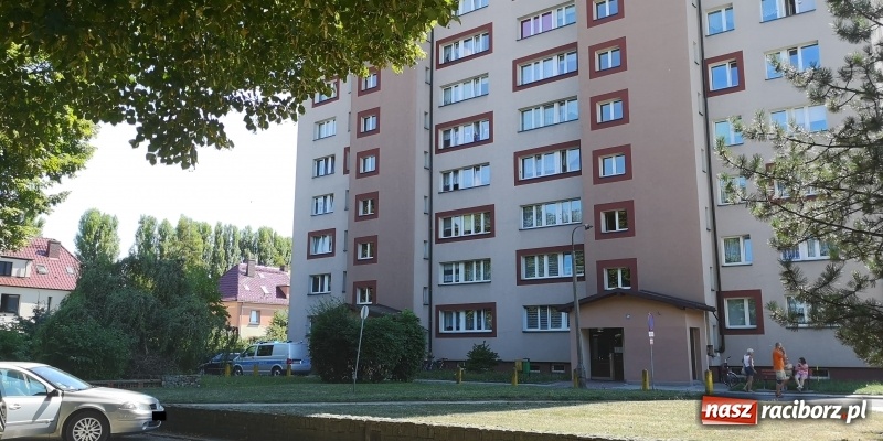 Zdjęcie w galerii na portalu naszraciborz.pl: Racibórz - Słowackiego. Mężczyzna spadł z ósmego piętra bloku na dach garażu wiadomości z regionu