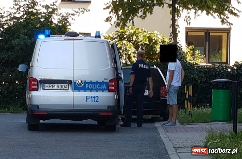 Zdjęcie w galerii na portalu naszraciborz.pl: Racibórz - Słowackiego. Mężczyzna spadł z ósmego piętra bloku na dach garażu wiadomości z regionu