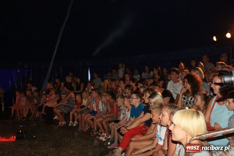 Zdjęcie w galerii na portalu naszraciborz.pl: Pippi ściągnęła tłumy do namiotu cyrkowego w Krzanowicach wiadomości z regionu