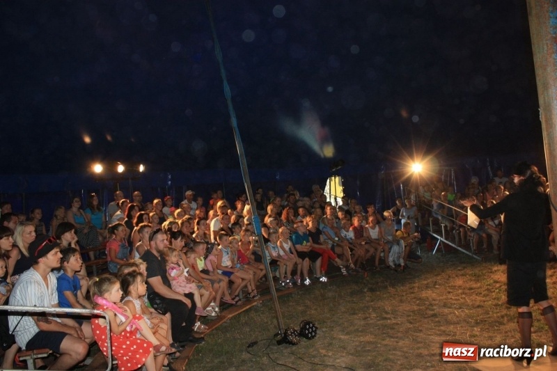 Zdjęcie w galerii na portalu naszraciborz.pl: Pippi ściągnęła tłumy do namiotu cyrkowego w Krzanowicach wiadomości z regionu