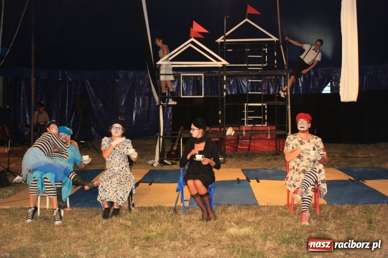 Zdjęcie w galerii na portalu naszraciborz.pl: Pippi ściągnęła tłumy do namiotu cyrkowego w Krzanowicach wiadomości z regionu