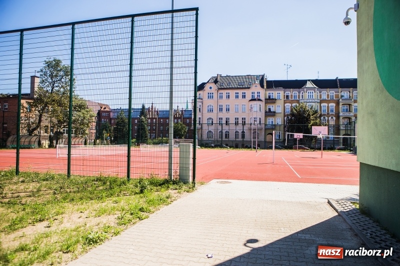 Zdjęcie w galerii na portalu naszraciborz.pl: Z nowym dzwonkiem uczniowie wybiegną na nowe boiska  wiadomości z regionu
